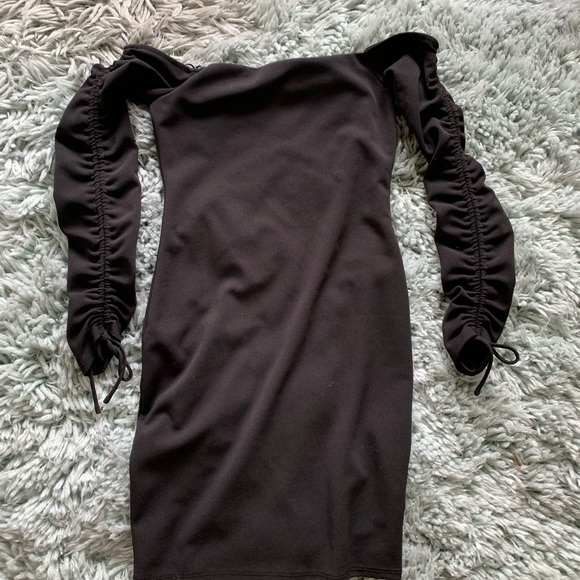 Guess bodycon black dress with cinched arms - Picture 2 of 6